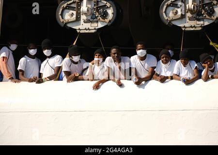 AUGUSTA, SIZILIEN, ITALIEN – 18. JUNI: 415 Migranten, die von Geo Barents Schiff der Ärzte ohne Grenzen gerettet wurden, kamen am 2021 in Augusta zur Ausschiffung in Sizilien an. „in weniger als 48 Stunden wurden sieben Rettungen durchgeführt und 410 Personen vor dem Ertrinken gerettet“, twitterte die humanitäre Organisation Ärzte ohne Grenzen (MSF) am Samstag, den 12. Juni. Unter den Geretteten sind Frauen und Kinder.die Geo Barents ist das größte Such- und Rettungsschiff der sechs, mit denen die NGO bisher zusammengearbeitet hat. Es hat eine Kapazität für 300 Personen und trägt eine Tonne Medikamente, 1,200 Decken und 12.5 Tonnen Lebensmittel. Stockfoto