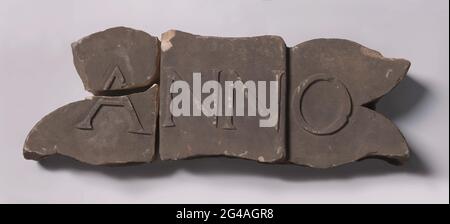 Backstein mit Inschrift in .. Band mit anno. Der Stein wird in drei Teile zerlegt (KOG-als-178-1-1 T / M KOG-als-178-1-3). Der obere linke Punkt des Farbbands fehlt. Das Band gehört zu einem Band mit dem Jahr 1712 (KOG-als-178-2). Stockfoto