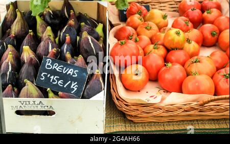 Elche, Alicante, Spanien - 26. Januar 2021: Feigen und Tomaten zum Verkauf auf einem ökologischen und nachhaltigen Markt in der Landschaft von Elche Stockfoto