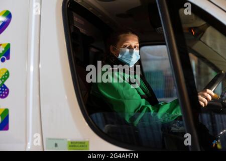 NUR FÜR REDAKTIONELLE VERWENDUNG Emergency Ambulance Crew-Mitglied Millie Taylor bereitet sich auf einen Anruf vor, da St. John Ambulance Nachtschwärmer im Alkohol-Response-Center der Wohltätigkeitsorganisation in Birmingham unterstützt. Bilddatum: Samstag, 19. Juni 2021. Stockfoto