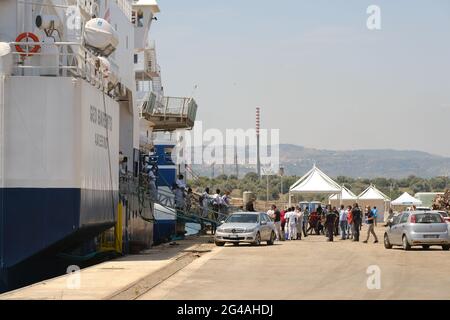 AUGUSTA, SIZILIEN, ITALIEN – 18. JUNI: 415 Migranten, die von Geo Barents Schiff der Ärzte ohne Grenzen gerettet wurden, kamen am 2021 in Augusta zur Ausschiffung in Sizilien an. „in weniger als 48 Stunden wurden sieben Rettungen durchgeführt und 410 Personen vor dem Ertrinken gerettet“, twitterte die humanitäre Organisation Ärzte ohne Grenzen (MSF) am Samstag, den 12. Juni. Unter den Geretteten sind Frauen und Kinder.die Geo Barents ist das größte Such- und Rettungsschiff der sechs, mit denen die NGO bisher zusammengearbeitet hat. Es hat eine Kapazität für 300 Personen und trägt eine Tonne Medikamente, 1,200 Decken und 12.5 Tonnen Lebensmittel. Stockfoto