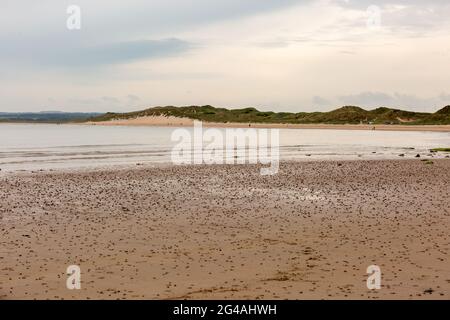 Beadnell, Northumberland, Großbritannien. Juni 2021. Ein leerer Strand in Beadnell Bay, Northumberland, an einem langweiligen Morgen. Es wird erwartet, dass das Wetter später am Nachmittag heller wird. Peter Lopeman/Alamy Live News Stockfoto