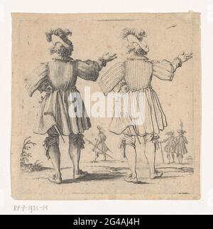 Zweimal der gleiche Soldat mit großem gespaltenen Hut und erhobenem Arm, auf dem Rücken gesehen; VARIE Figur Di Jacopo Callot. Ein Soldat mit einem langen Mantel und einem zersplitterten Hut auf dem Kopf, der rechte Arm angehoben, die linke Hand in der Seite, auf dem Rücken gesehen, zweimal abgebildet: Rechts als Strichfigur, links mehr mit Schatten gearbeitet. Im Hintergrund drei Figuren, zwei mit Hellebarde. Dieser Druck ist Teil einer Serie von 16 Drucken (15 nach Lieure; 17 bzw. 16 inkl. Titelbild) mit Männern und Frauen in verschiedenen Haltungen. Diese Abzüge können als Zeichenbeispiele gedacht worden sein. Stockfoto
