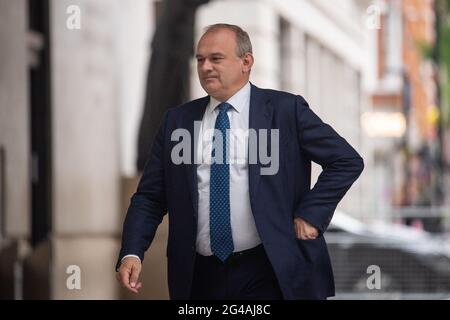 Der Führer der Liberaldemokraten, Sir Ed Davey, kommt im BBC Broadcasting House in London an, um in der Andrew Marr-Show zu erscheinen. Bilddatum: Sonntag, 20. Juni 2021. Stockfoto