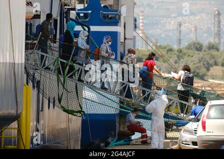 AUGUSTA, SIZILIEN, ITALIEN – 18. JUNI: 415 Migranten, die von Geo Barents Schiff der Ärzte ohne Grenzen gerettet wurden, kamen am 2021 in Augusta zur Ausschiffung in Sizilien an. „in weniger als 48 Stunden wurden sieben Rettungen durchgeführt und 410 Personen vor dem Ertrinken gerettet“, twitterte die humanitäre Organisation Ärzte ohne Grenzen (MSF) am Samstag, den 12. Juni. Unter den Geretteten sind Frauen und Kinder.die Geo Barents ist das größte Such- und Rettungsschiff der sechs, mit denen die NGO bisher zusammengearbeitet hat. Es hat eine Kapazität für 300 Personen und trägt eine Tonne Medikamente, 1,200 Decken und 12.5 Tonnen Lebensmittel. Stockfoto