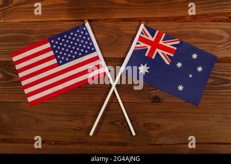 Die Flagge der USA und die Flagge Australiens kreuzten sich. USA vs. Australien. Das Bild veranschaulicht die Beziehung zwischen den Ländern. Fotografie für Stockfoto