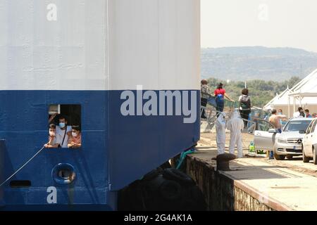 AUGUSTA, SIZILIEN, ITALIEN – 18. JUNI: 415 Migranten, die von Geo Barents Schiff der Ärzte ohne Grenzen gerettet wurden, kamen am 2021 in Augusta zur Ausschiffung in Sizilien an. „in weniger als 48 Stunden wurden sieben Rettungen durchgeführt und 410 Personen vor dem Ertrinken gerettet“, twitterte die humanitäre Organisation Ärzte ohne Grenzen (MSF) am Samstag, den 12. Juni. Unter den Geretteten sind Frauen und Kinder.die Geo Barents ist das größte Such- und Rettungsschiff der sechs, mit denen die NGO bisher zusammengearbeitet hat. Es hat eine Kapazität für 300 Personen und trägt eine Tonne Medikamente, 1,200 Decken und 12.5 Tonnen Lebensmittel. Stockfoto