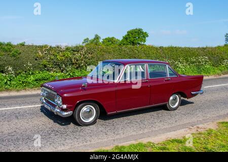 1962 60s Sixties maroon Ford Zodiac 2553cc petrol 4dr Limousine auf dem Weg zur Capesthorne Hall classic May Car Show, Ceshire, UK Stockfoto