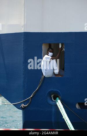 AUGUSTA, SIZILIEN, ITALIEN – 18. JUNI: 415 Migranten, die von Geo Barents Schiff der Ärzte ohne Grenzen gerettet wurden, kamen am 2021 in Augusta zur Ausschiffung in Sizilien an. „in weniger als 48 Stunden wurden sieben Rettungen durchgeführt und 410 Personen vor dem Ertrinken gerettet“, twitterte die humanitäre Organisation Ärzte ohne Grenzen (MSF) am Samstag, den 12. Juni. Unter den Geretteten sind Frauen und Kinder.die Geo Barents ist das größte Such- und Rettungsschiff der sechs, mit denen die NGO bisher zusammengearbeitet hat. Es hat eine Kapazität für 300 Personen und trägt eine Tonne Medikamente, 1,200 Decken und 12.5 Tonnen Lebensmittel. Stockfoto