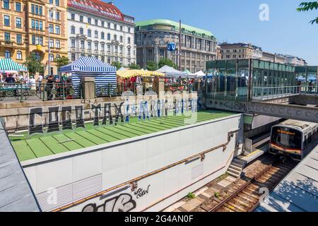 Wien, Wien: U-Bahn am Bahnhof Kettenbrückengasse, Flohmarkt am Naschmarkt 05. Margareten, Wien, Österreich Stockfoto