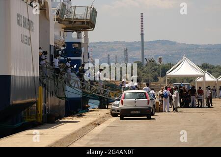 AUGUSTA, SIZILIEN, ITALIEN – 18. JUNI: 415 Migranten, die von Geo Barents Schiff der Ärzte ohne Grenzen gerettet wurden, kamen am 2021 in Augusta zur Ausschiffung in Sizilien an. „in weniger als 48 Stunden wurden sieben Rettungen durchgeführt und 410 Personen vor dem Ertrinken gerettet“, twitterte die humanitäre Organisation Ärzte ohne Grenzen (MSF) am Samstag, den 12. Juni. Unter den Geretteten sind Frauen und Kinder.die Geo Barents ist das größte Such- und Rettungsschiff der sechs, mit denen die NGO bisher zusammengearbeitet hat. Es hat eine Kapazität für 300 Personen und trägt eine Tonne Medikamente, 1,200 Decken und 12.5 Tonnen Lebensmittel. Stockfoto