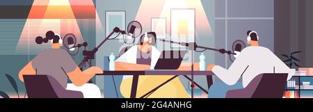 Podcasts im Gespräch mit Mikrofonen Aufnahme Podcast im Studio Podcasting Online-Radio-Broadcast-Konzept Stock Vektor