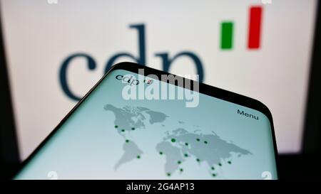 Handy mit Webseite der italienischen Bank Cassa Depositi e Prestiti Spa (CDP) auf dem Bildschirm vor dem Logo. Konzentrieren Sie sich auf die obere linke Seite des Telefondisplays. Stockfoto