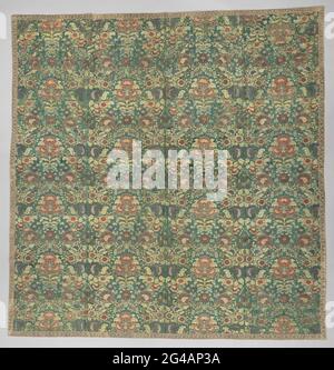 Tischdecke mit Muster u.a. aus Mohnblumen. Tischdecke, teilweise mit silbernem Draht geröteten Seidengewebe, bestehend aus vier genähten Nähten, abgelagert mit Bandgewebe, in dem Silberfaden, gefüttert mit moderner grau-blauer Baumwolle. Dessin: Symmetrisches Ornament bestehend aus drei Mohnblumen (?) Und veerförmige Blätter, gefangen in einer Runde einer runden Blume und kleine Blumengetränke auf Ober- und Unterseite und wedelnde Ranken mit federförmigen Blättern und Blumen, einschließlich Mohnblumen (?) Ter. , in Lachsfarbe, rosa, écru, hellgrün und silber (schwarz) auf einem grünen Fond. Stockfoto