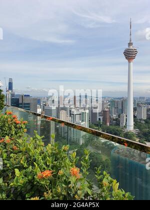 Blick auf den KL Tower und Kuala Lumpur City Stockfoto