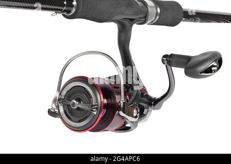 Die Angelrolle ist auf einer Rute installiert, um Barsch, Zander, Hecht und andere Raubfische zu fangen. Angelausrüstung. Tackle isoliert auf weißem Hintergrund. F Stockfoto
