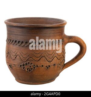 Getränkegeschirr. Zwei Tonbecher (Glaskeramik) für Milch oder Tee isoliert auf weißem Hintergrund. Töpferherstellung. Datei enthält Beschneidungspfad. Stockfoto