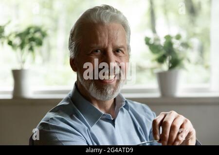 Porträt eines lächelnden alten kaukasischen Mannes fühlen sich optimistisch Stockfoto
