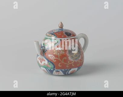 TEEKANNEN MIT LOTUSROLLEN und Blumenrundeln. Teekannen aus Porzellan mit birnenförmigem Körper, C-förmigem Ohr und leicht gebogenem Auslauf, in Unterglasur blau und auf der Glasur rot, grün, schwarz und Gold lackiert. An der Wand zweimal eine Blumenrosette, umgeben von Lotusgetränken. Das Ohr und der Auslauf umfasst durch eine Kartusche mit Blattgetränken und „Froschtroll“. Um den Fuß herum eine Bindung mit Lotusgetränken in Kartuschen. Deckel mit der gleichen Dekoration. Imari. Stockfoto