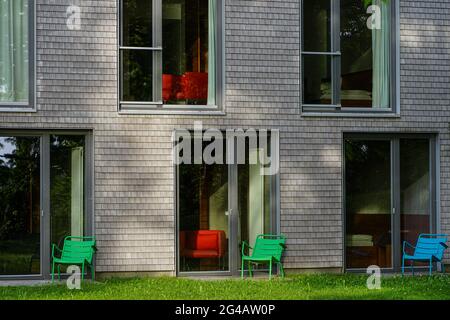 Farbenfrohe Stühle im Haus Buchenried in Berg, einem zentralen Zentrum des Münchner Volkshochschulzentrums. Stockfoto