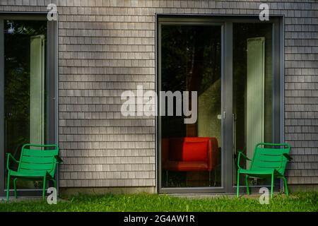 Farbenfrohe Stühle im Haus Buchenried in Berg, einem zentralen Zentrum des Münchner Volkshochschulzentrums. Stockfoto