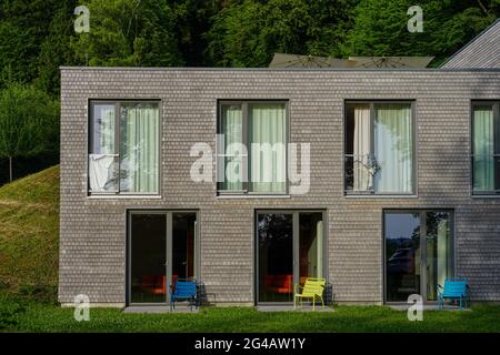 Farbenfrohe Stühle im Haus Buchenried in Berg, einem zentralen Zentrum des Münchner Volkshochschulzentrums. Stockfoto