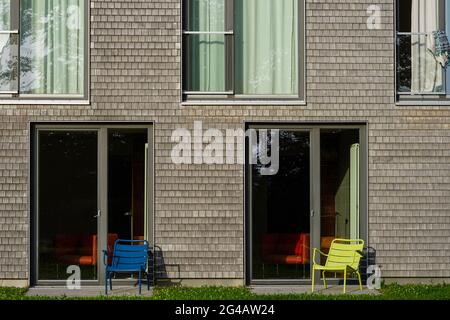 Farbenfrohe Stühle im Haus Buchenried in Berg, einem zentralen Zentrum des Münchner Volkshochschulzentrums. Stockfoto