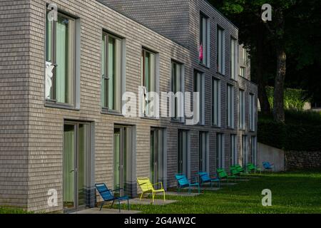 Farbenfrohe Stühle im Haus Buchenried in Berg, einem zentralen Zentrum des Münchner Volkshochschulzentrums. Stockfoto