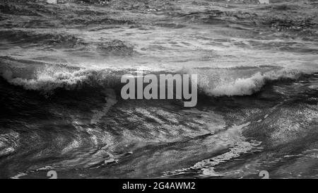 Atemberaubende dunkle launisch getönte feine Kunst Seestape Bild von brechenden Wellen auf dem Atlantischen Ozean in Devon England Stockfoto