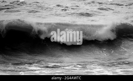 Atemberaubende dunkle launisch getönte feine Kunst Seestape Bild von brechenden Wellen auf dem Atlantischen Ozean in Devon England Stockfoto