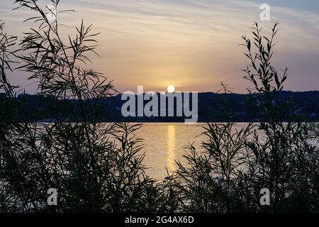 Schöner Sonnenuntergang am Starnberger See, Bayern. Stockfoto