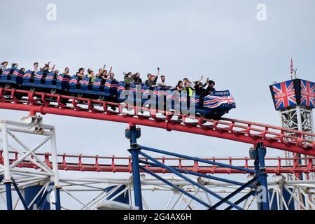 Menschen auf dem Big Dipper bekannt als The Big One am Blackpool Pleasure Beach Blackpool Lancashire England Großbritannien Stockfoto