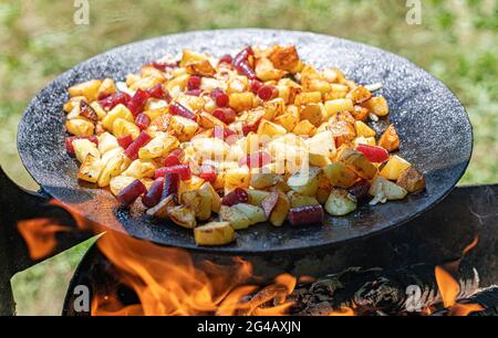 Gebratene Kartoffeln auf dem Feuer oder Grill. Stockfoto