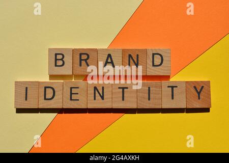Brand Identity, Marketing-Buzzword in Holz-Alphabet Buchstaben auf dem Hintergrund isoliert Stockfoto