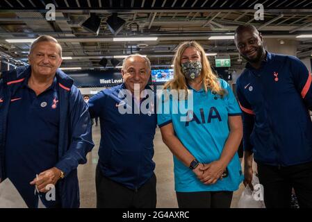 London, Großbritannien. 20. Juni 2021. Die ehemaligen Spurs-Spieler Gary Mabbutt, Ossie Ardiles und Ledley King posieren mit einer Frau, nachdem sie ihren Pfizer-Impfstoff-Jab in einem Massenimpfzentrum im Tottenham Hotspur-Stadion erhalten hatte, da die Hauptstadt 100,000 Dosen pro Tag verabreichen will. Chelsea, West Ham und Charlton waren andere Londoner Fußballvereine, die am Vortag teilgenommen haben. Kredit: Stephen Chung / Alamy Live Nachrichten Stockfoto