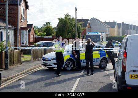 Polizeibeamte und Fahrzeuge hinter dem Tatortband auf der Wyberton West Road nach Bombenangriffe, die zu einer Evakuierung von nahe gelegenen Häusern führen Stockfoto