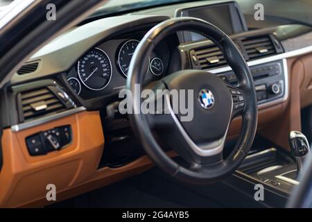 Istanbul, Turkiye - 2020. September: Ansicht des BMW-Logos auf dem Autorades Stockfoto