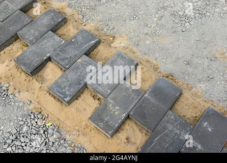 Pflastersteine gelegt abwechselnd auf einem Pfad in Tuanjiehu Bezirk im Osten von Peking während harter Landschaftsbau arbeiten. Peking, China Stockfoto