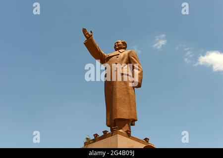 Die berühmte Harzstatue des Vorsitzenden Mao auf dem Zhongshan-Platz in Shenyang, China, wurde 1970 installiert. Stockfoto