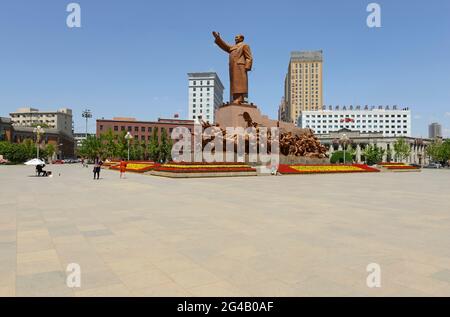 Die berühmte Harzstatue des Vorsitzenden Mao auf dem Zhongshan-Platz in Shenyang, China, enthält Szenen, die revolutionäre Aktivitäten aus der Geschichte darstellen. Stockfoto