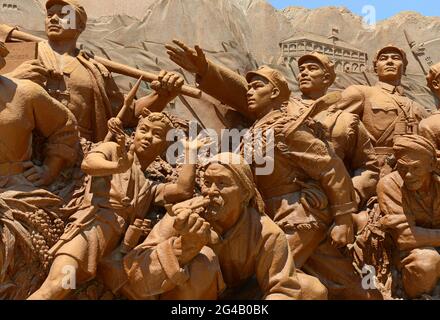 Die berühmte Harzstatue des Vorsitzenden Mao auf dem Zhongshan-Platz in Shenyang, China, enthält Szenen, die revolutionäre Aktivitäten aus der Geschichte darstellen. Stockfoto