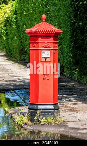 Victorian Penfold Säulenkasten in Cheltenham, Gloucestershire, England, Vereinigtes Königreich Stockfoto
