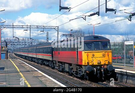 Eine elektrische Lokomotive der Baureihe 86 mit der Nummer 86239 in roten Parzellen, die am 10. April 1994 einen Fußex bei Harrow & Wealdstone bearbeitete. Stockfoto