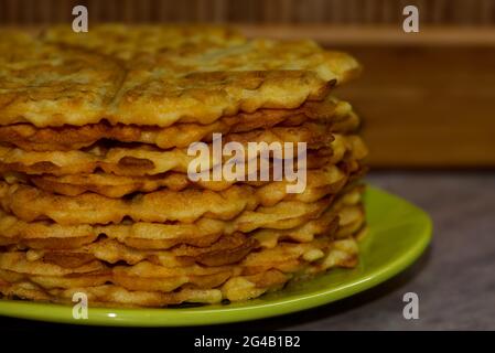 Hausgemachte Waffeln auf einem Teller, Food-Fotografie und Nahaufnahme von frisch gebackenen Waffeln Stockfoto