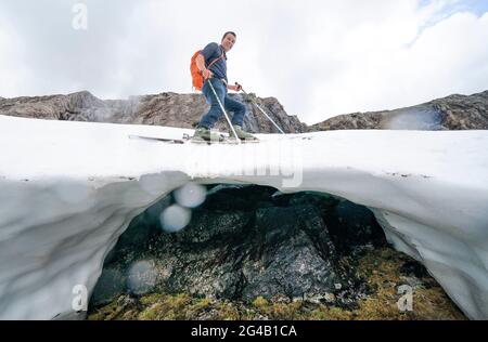 Andy Meldrum auf einem der verbleibenden Schneeplatten auf Meall A'Bhuiridh in Glencoe während des Mittsommerski. Die Veranstaltung, organisiert vom Glencoe Mountain Resort, findet jedes Jahr am Wochenende, das der Sommersonnenwende am nächsten liegt, statt. Bilddatum: Sonntag, 20. Juni 2021. Stockfoto