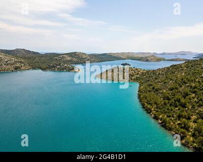 Luftaufnahme der Insel Dugi Otok vor der Stadt Zadar, Kroatien Stockfoto