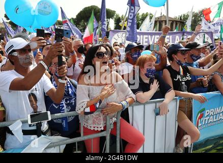 Anhänger von Matteo Salvini, dem Vorsitzenden der konservativen Partei Lega, gesehen auf der Tagung 'Prima l'Italia' in Rom, am 19. Juni 2021. Matteo Salvini, ehemaliger stellvertretender Ministerpräsident Italiens und Innenminister von Juni 2018 bis September 2019, ist seit 2013 Sekretär der Lega per Salvini, derzeit Lega per Salvini Premier. Salvini lehnt die illegale Einwanderung nach Italien und in die EU sowie die EU-Verwaltung von Asylbewerbern und Flüchtlingen ab. Das Plakat, auf dem steht: Pauschalsteuer jetzt, fordert eine Steuerreform in Italien. (Elisa Gestri/Sipa USA) Stockfoto