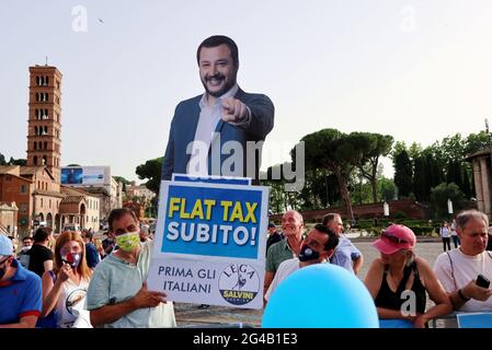 Unterstützer mit einem Karton von Matteo Salvini, dem Vorsitzenden der konservativen italienischen Partei Lega, am 19. Juni 2021 auf der Tagung 'Prima l'Italia' in Rom gesehen. Matteo Salvini, ehemaliger stellvertretender Ministerpräsident Italiens und Innenminister von Juni 2018 bis September 2019, ist seit 2013 Sekretär der Lega per Salvini, derzeit Lega per Salvini Premier. Salvini lehnt die illegale Einwanderung nach Italien und in die EU sowie die EU-Verwaltung von Asylbewerbern und Flüchtlingen ab. Das Plakat, auf dem steht: Pauschalsteuer jetzt, fordert eine Steuerreform in Italien. (Elisa Gestri/Sipa USA) Stockfoto