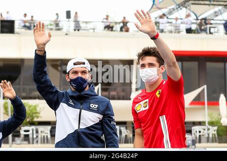 Le Castellet, Frankreich. Juni 2021. Circuit Paul Ricard, Le Castellet, Frankreich am 20. Juni 2021 winken Pierre Gasly (FRA), Scuderia AlphaTauri AT02 und Charles Leclerc (MON), Scuderia Ferrari SF21 den Fans bei der Parade der Fahrer während des Formel 1 Emirates Grand Prix De France 2021 Credit: Phil Duncan jede Sekunde Medien/Alamy Live News Stockfoto