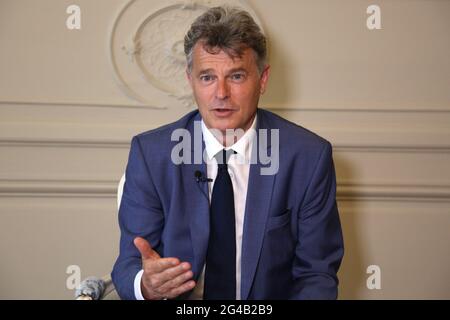 (210620) -- PARIS, 20. Juni 2021 (Xinhua) -- Fabien Roussel, nationaler Sekretär der Kommunistischen Partei Frankreichs (PCF), spricht während eines Interviews mit Xinhua am 10. Juni 2021 in Paris, Frankreich. UM ES MIT dem „Interview: Die CPC ermöglicht China, bemerkenswerte Entwicklungssprünge zu machen“ zu SAGEN, sagt der französische Parteichef (Xinhua/Tang Ji) Stockfoto